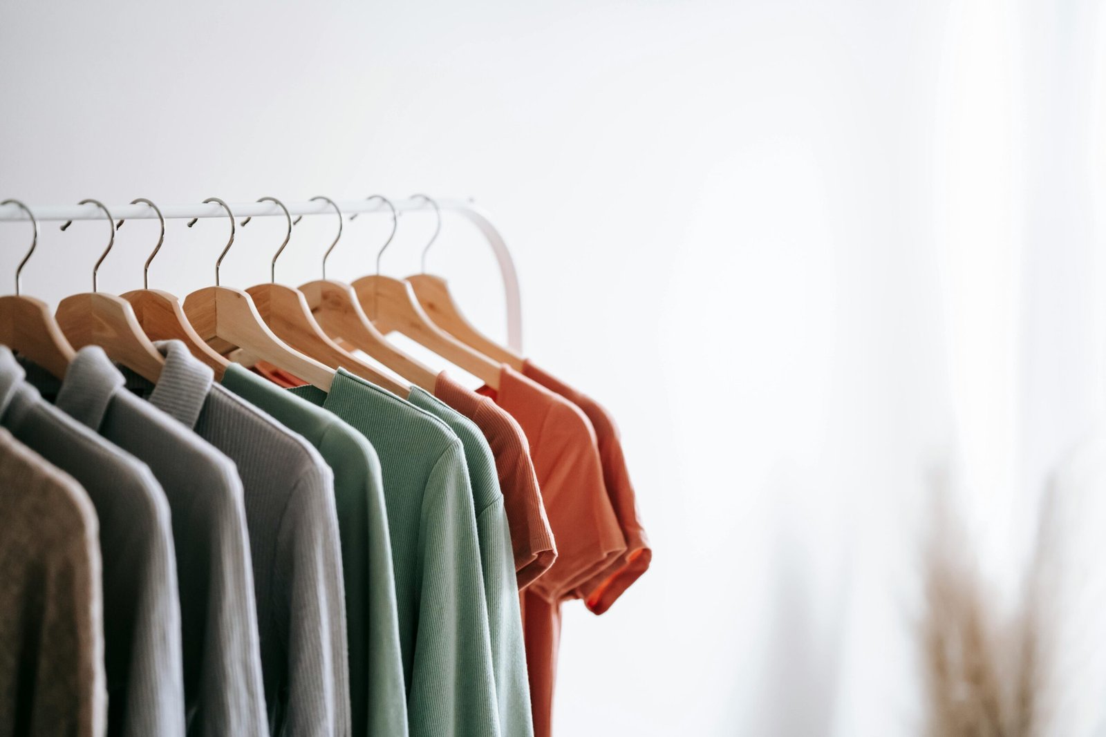 How to Create a Capsule Wardrobe: Essential Tips 2024